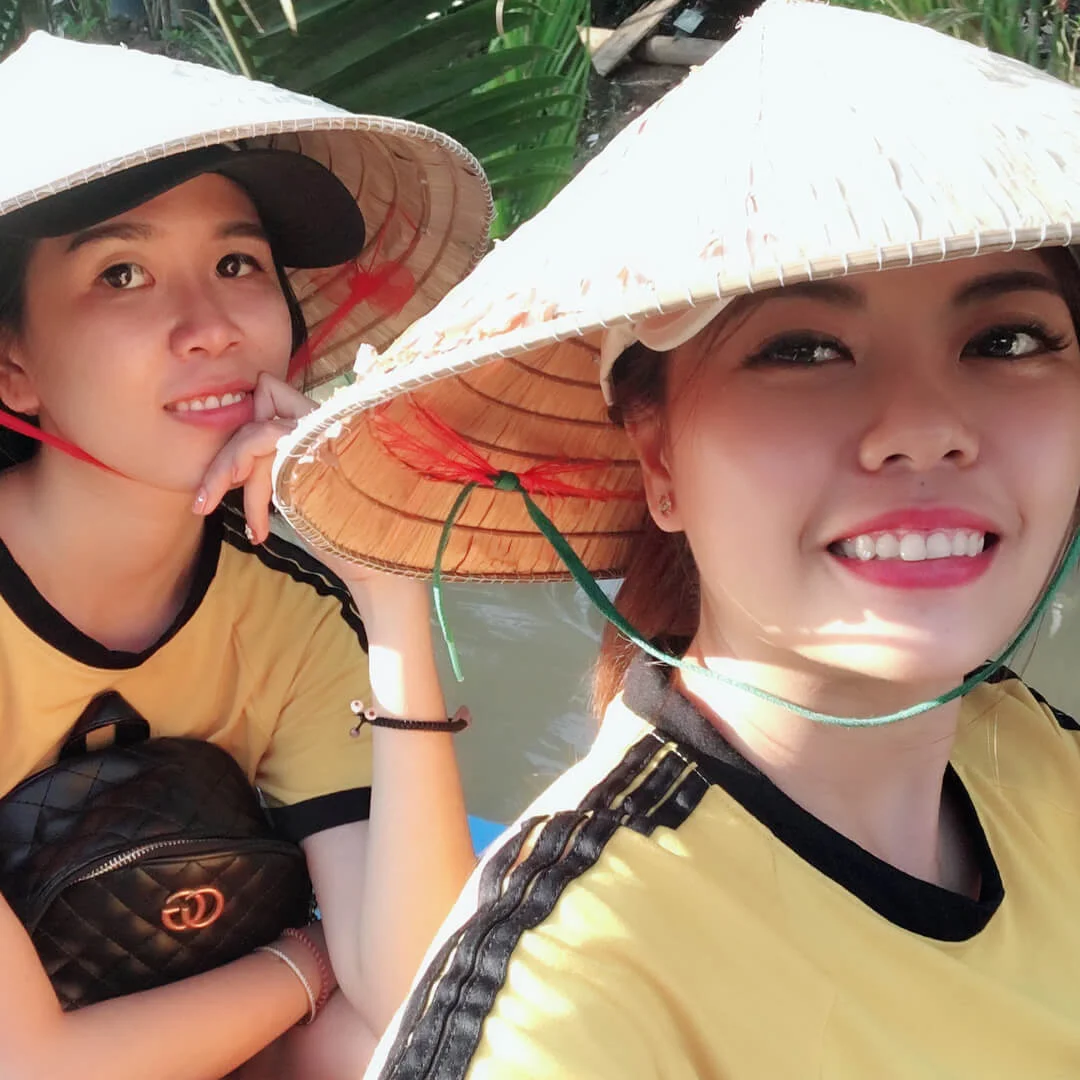 Đi tour miền Tây sông nước nên mặc gì? Gợi ý trang phục vừa lên hình "thơ" vừa không lo muỗi đốt, sình lầy