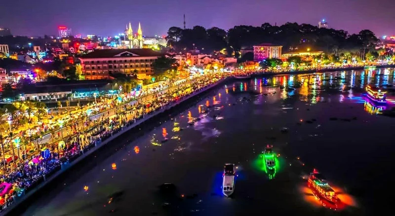 pho-di-bo-bach-dang-binh-duong-ve-dem-1727051325