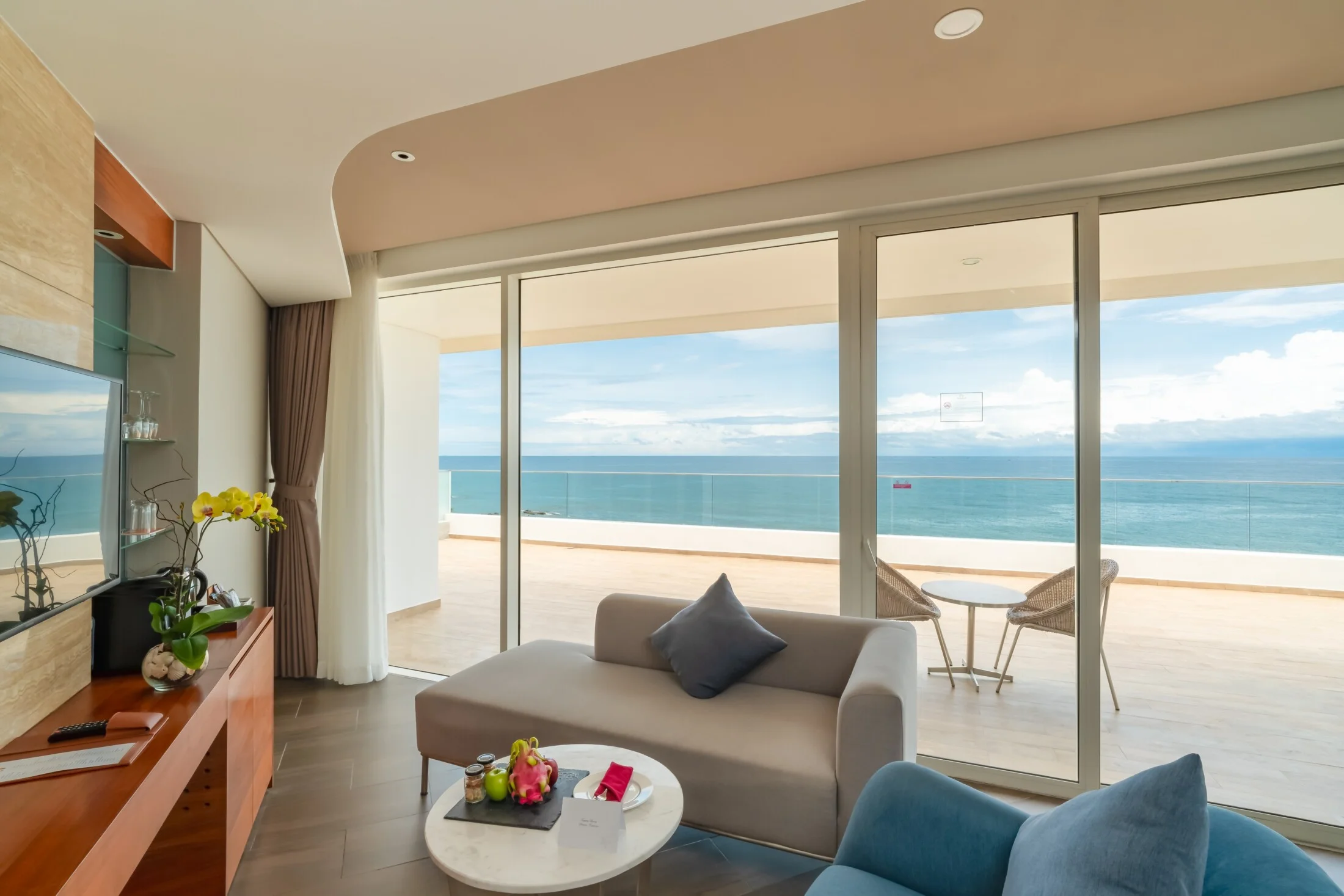 Seashells-PhuQuoc-Junior-Suite-Living-Room1
