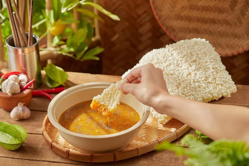 banh-com-chua-cham-thit-de