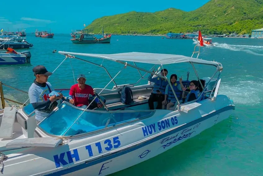Trải nghiệm di chuyển bằng Cano cao tốc đời mới trong Tour 3 đảo VIP Nha Trang: Có bị say sóng không?