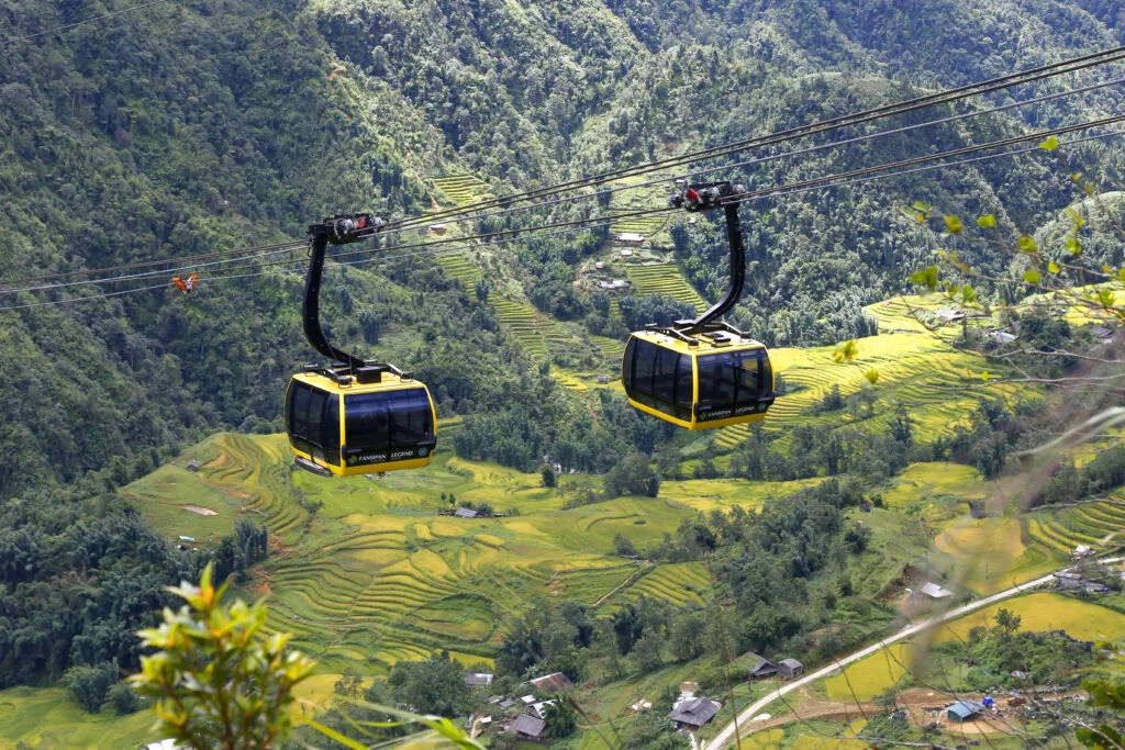trai-nghiem-bay-giua-ngan-may-bong-benh-bang-he-thong-cap-treo-fansipan