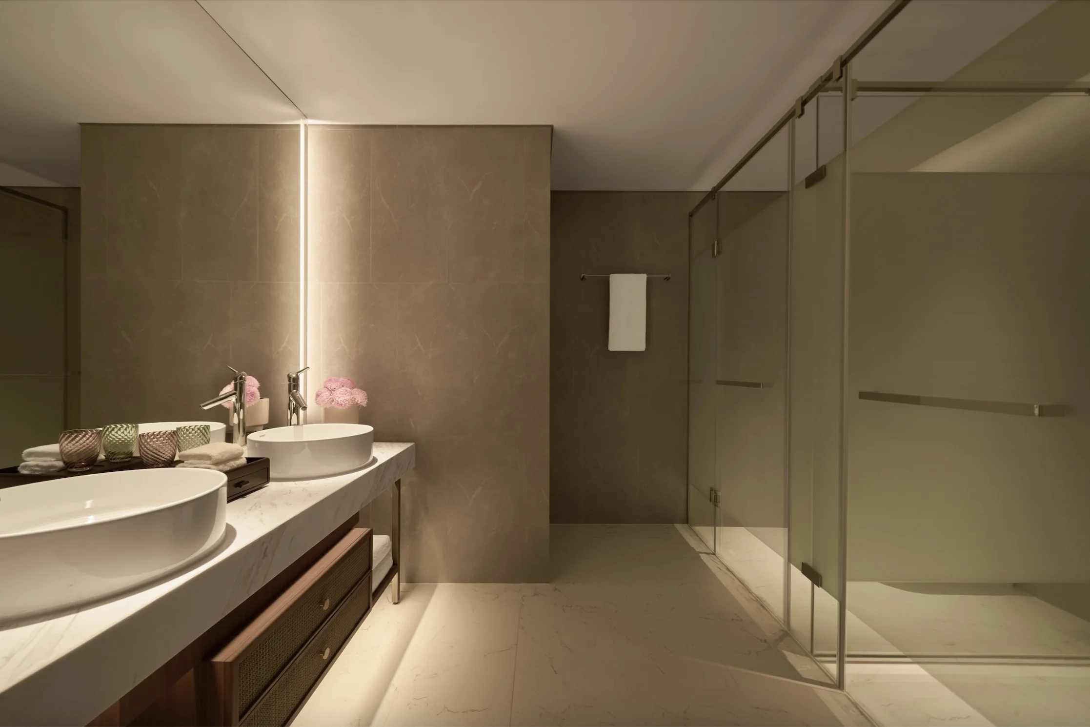 deluxe-corner-bathroom