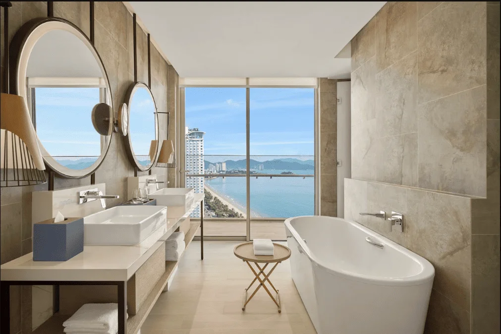 hang-phong-1-king-bed-2-twin-beds-ocean-view-club-access-1