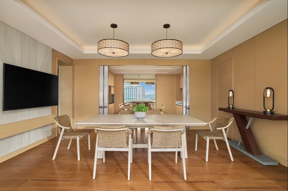 hang-phong-nha-trang-bay-suite-with-1-king-bed-1