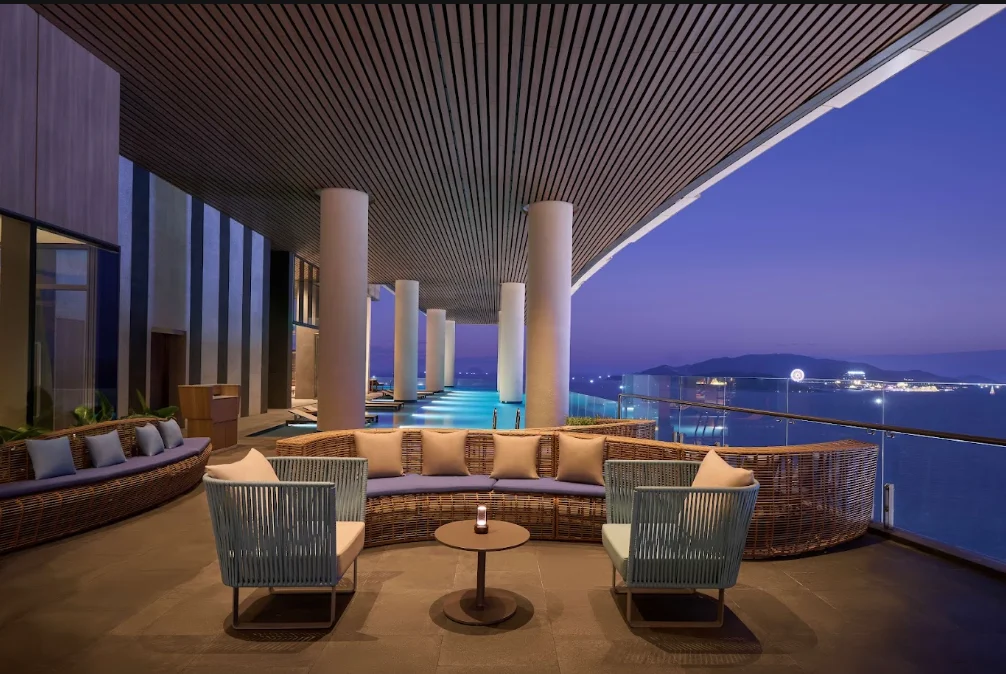 ho-boi-ngoai-troi-tran-bo-huong-bien-tai-khach-san-hyatt-regency-nha-trang-1
