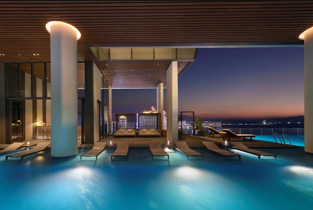 ho-boi-ngoai-troi-tran-bo-huong-bien-tai-khach-san-Hyatt-Regency-Nha-Trang