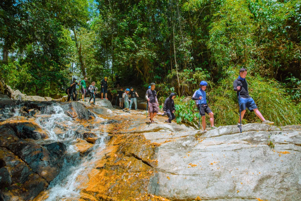 Khám phá điểm mới độc đáo trong tour Nha Trang 4N3Đ: Trekking rừng hòn Hèo kết hợp chèo sup ngắm san hô , lịch trình đổi gió cho dân mê xê dịch.