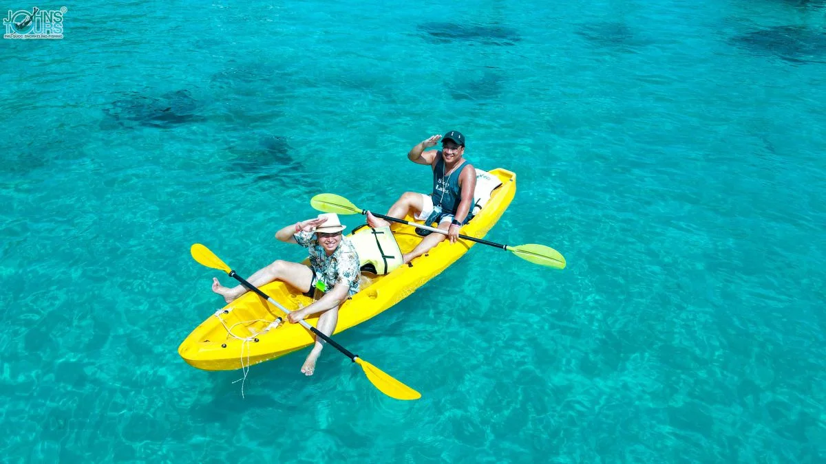 kayaking-on-May-Rut-Trong