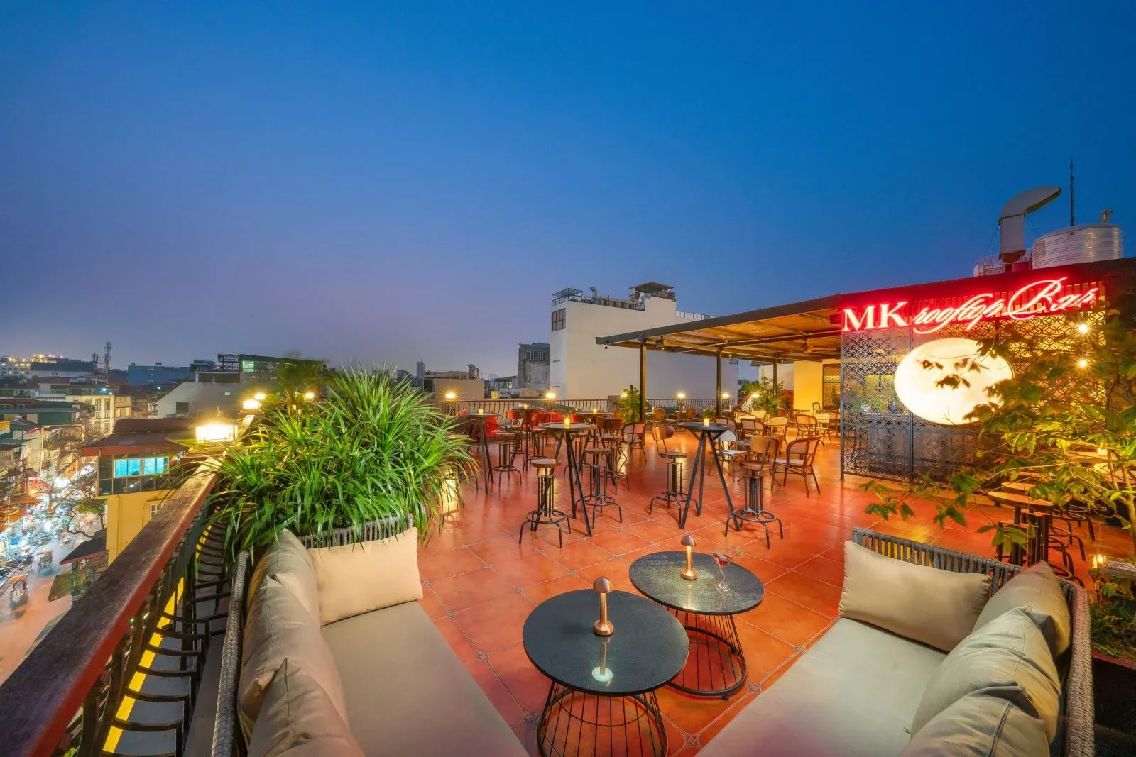 nhung-trai-nghiem-lang-man-dinh-chop-khien-gioi-xe-dich-me-man-mk-rooftop-bar-la-gi