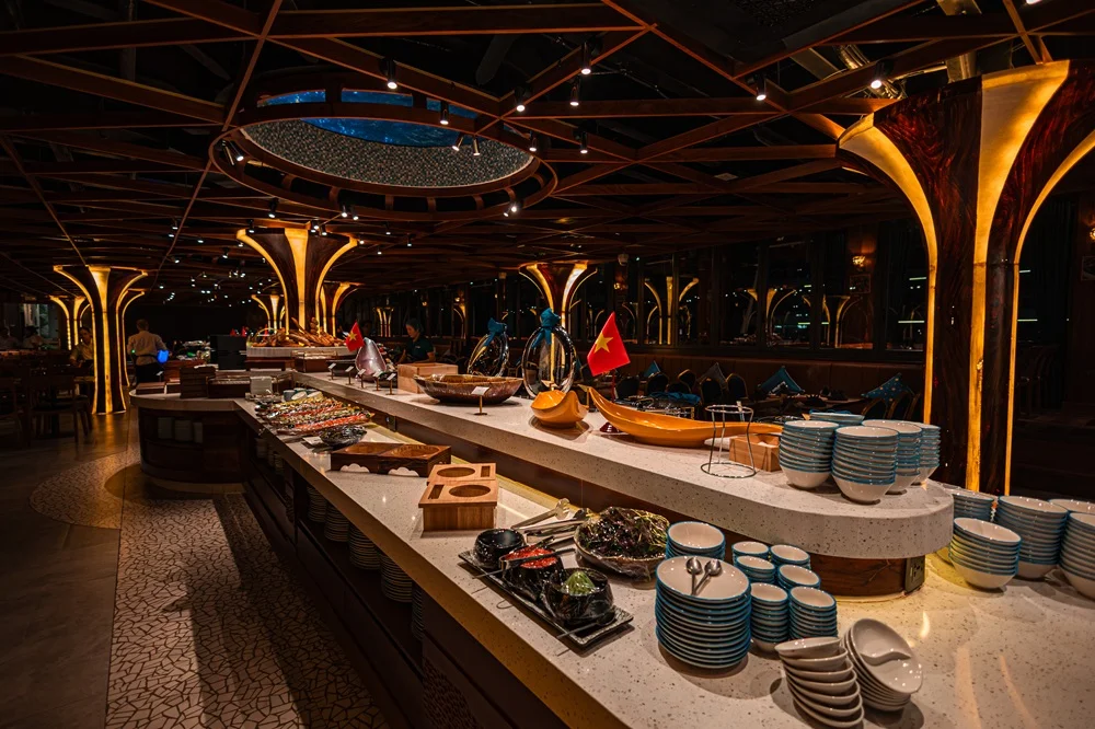 Nha-hang-buffet-tren-Dolphin-Cruise-Ha-Long