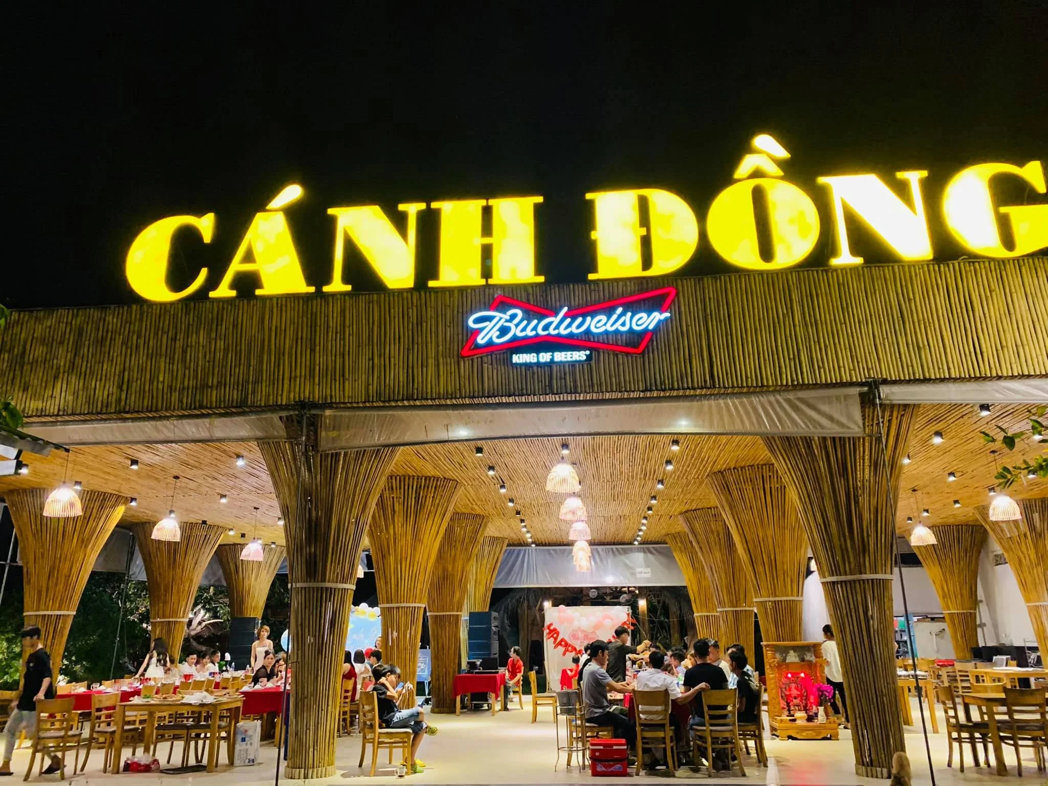 nha-hang-canh-dong