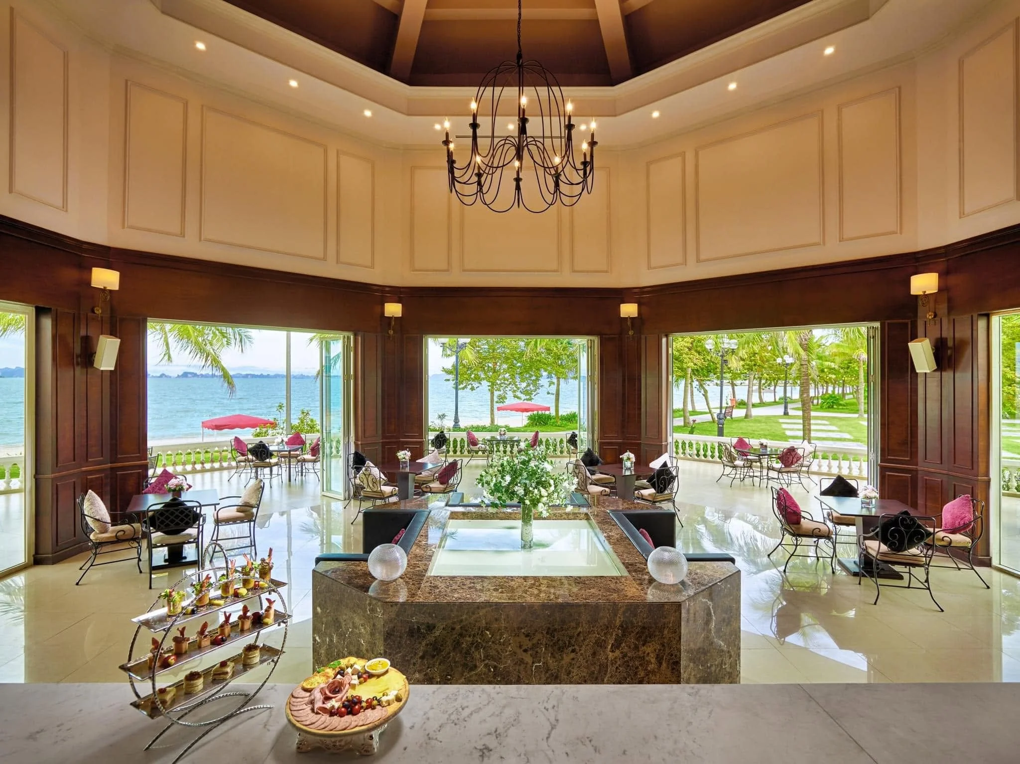 nha-hang- -Paradise-Beach