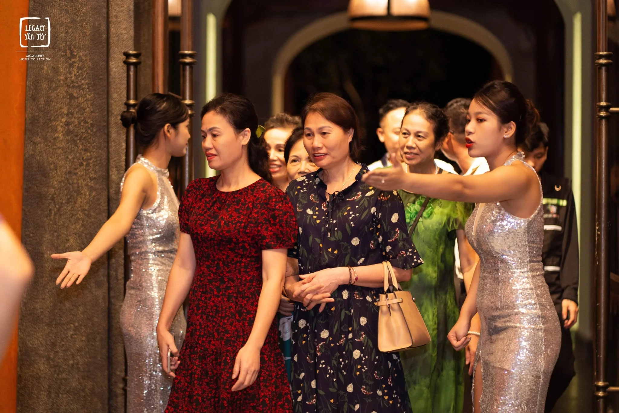 nhan-vien-tiep-don-long-nhiet