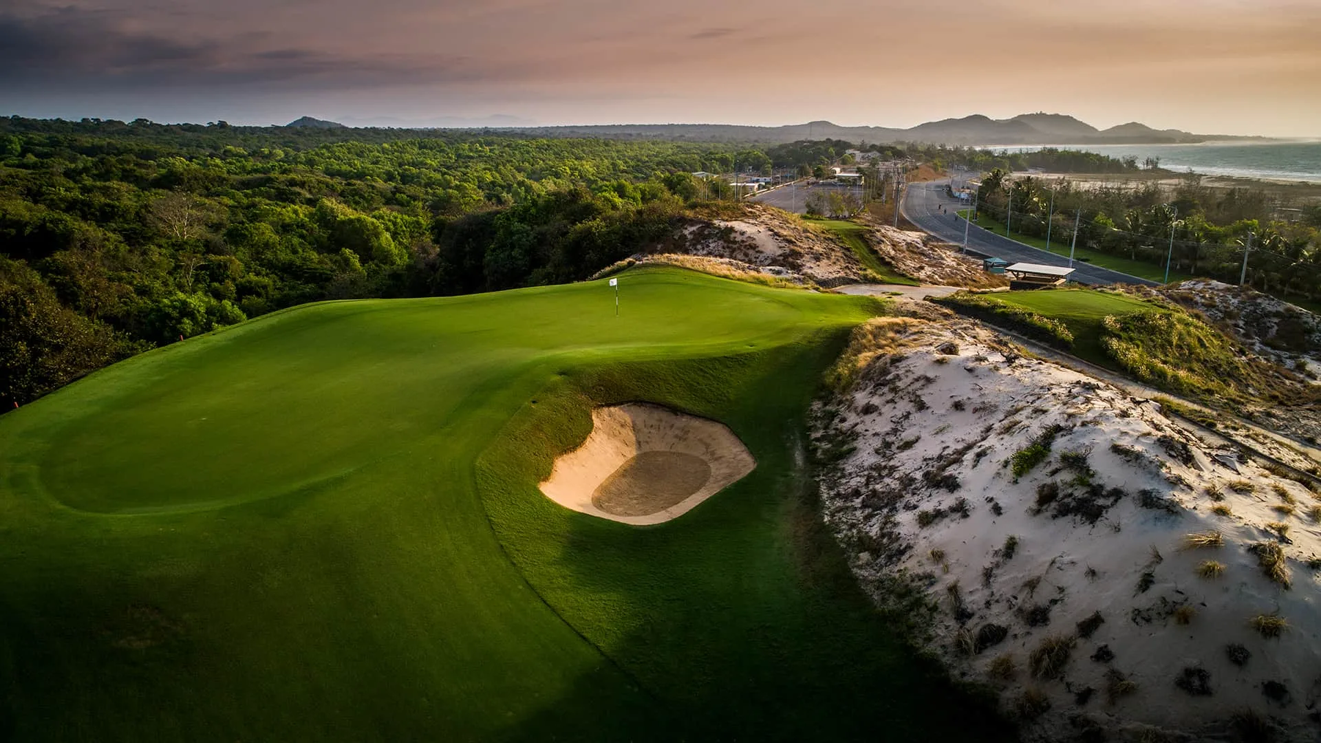 San-golf-The-Bluffs-Ho-Tram.jpg
