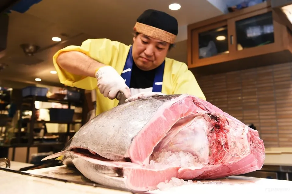 tuna-cutting-show-la-gi-va-vi-sao-tro-thanh-bieu-tuong-am-thuc-dinh-cao-xu-phu-tang