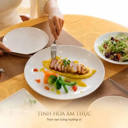 dai-tiec-am-thuc-cuoi-da-phong-vi-doc-ban-tu-bep-truong-5-sao