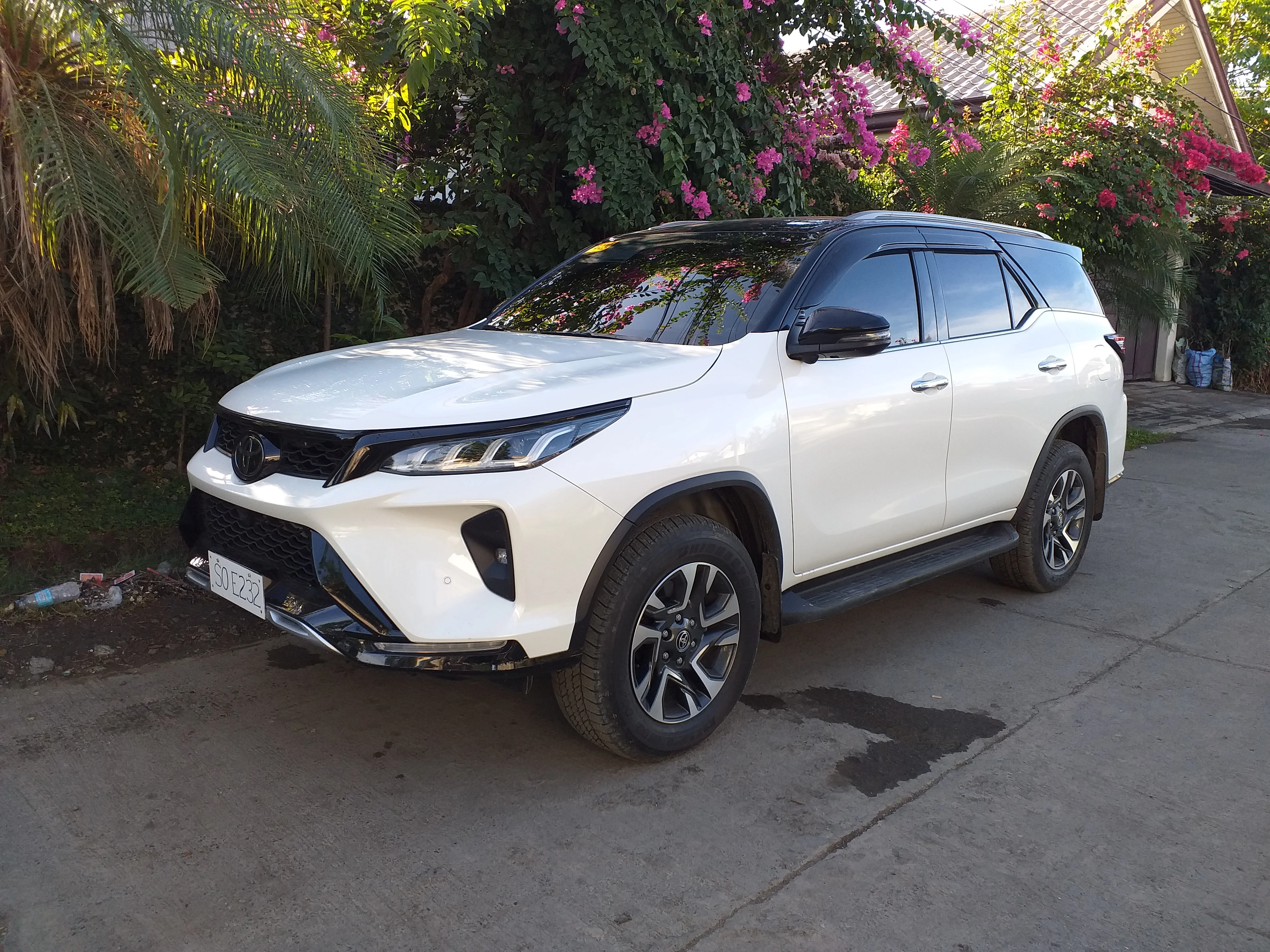 Toyota_Fortuner_4x4_Legender_(LTD)_2-Tone_White_Pearl-Black