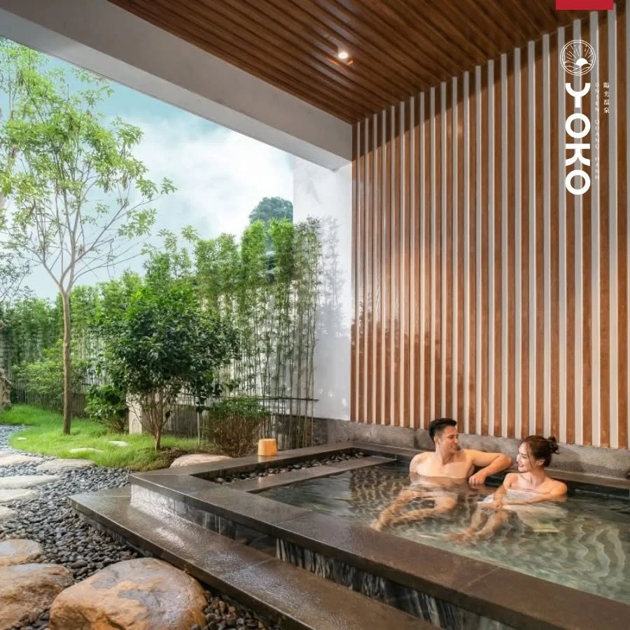 So sánh trải nghiệm Public Onsen (khu công cộng) và Private Onsen (căn Washitsu riêng tư) tại Yoko Onsen.