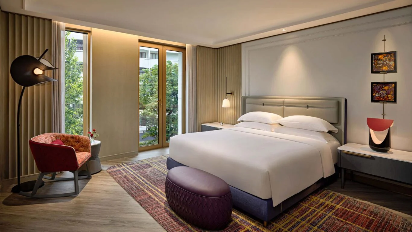 fairmont-hanoi-fairmont-gold-1-bedroom-suite-bedroom-with-a-city-view.-2-1366x768
