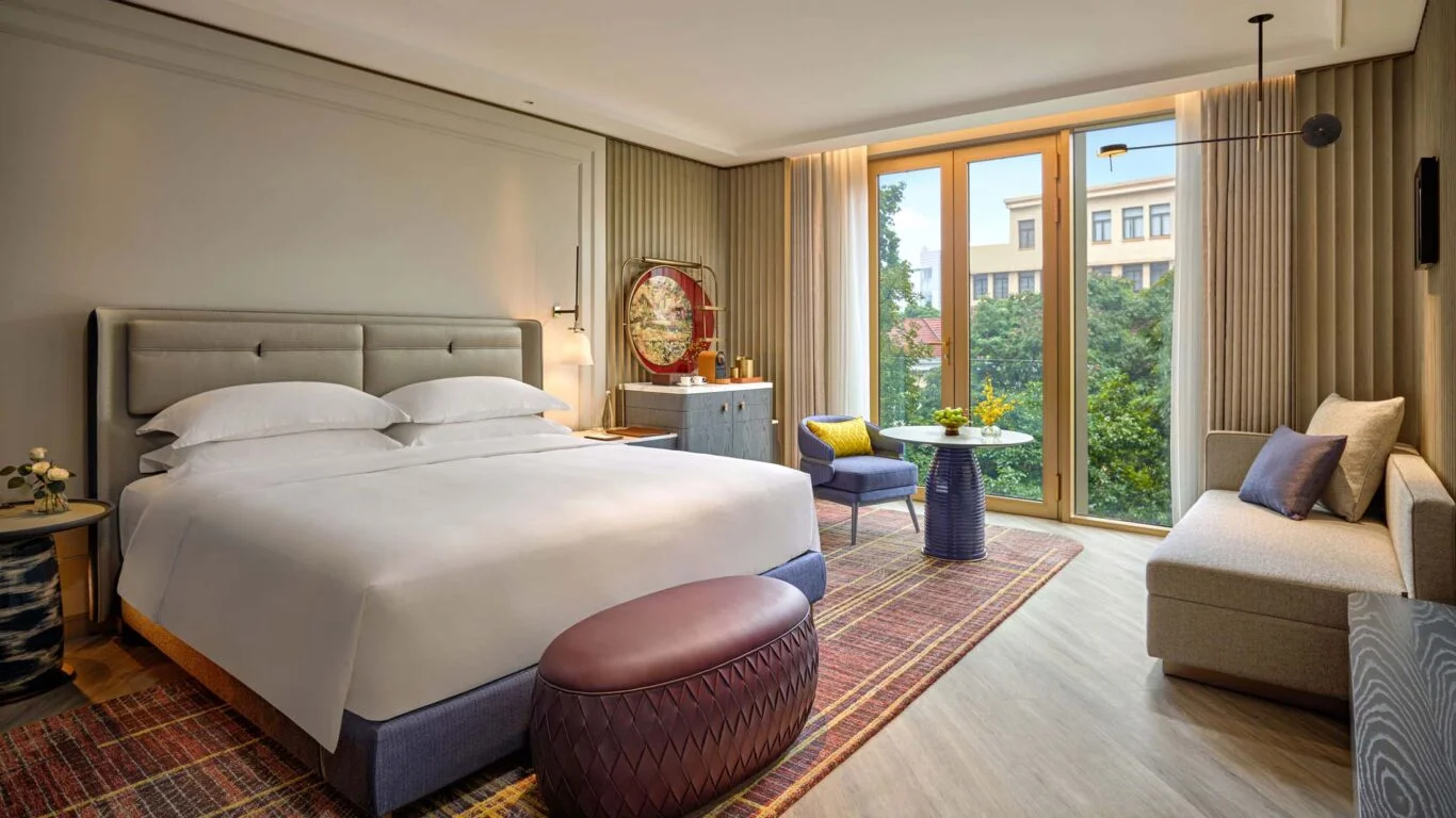 fairmont-hanoi-fairmont-king-bedroom-with-city-view-1-1366x768