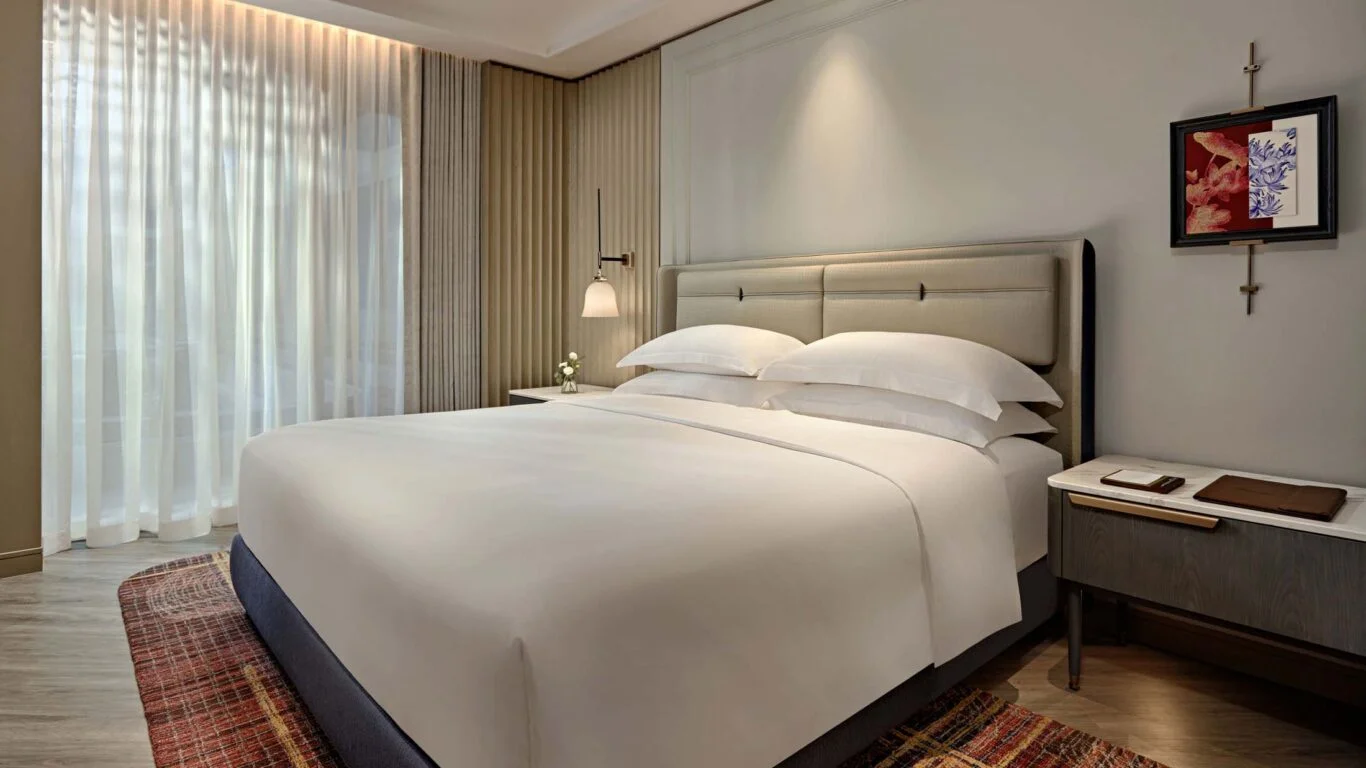 fairmont-hanoi-junior-suite-king-bedroom-1366x768