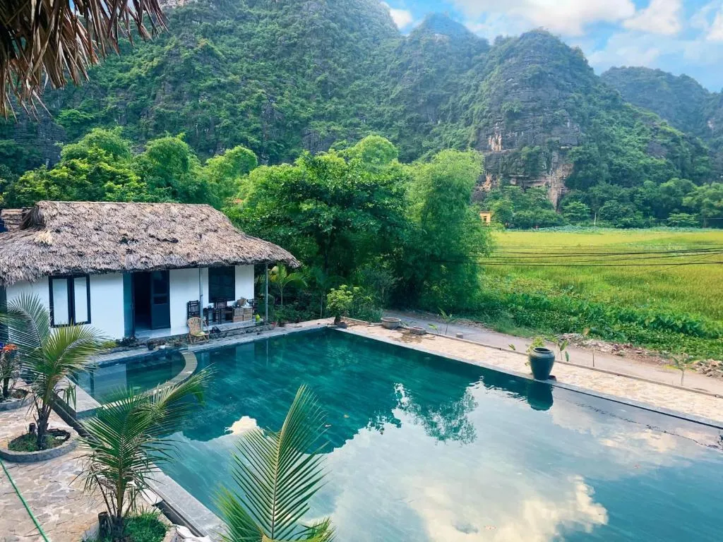 tai-sao-khach-san-co-be-boi-o-ninh-binh-lai-la-su-lua-chon-so-1-danh-cho-gia-dinh