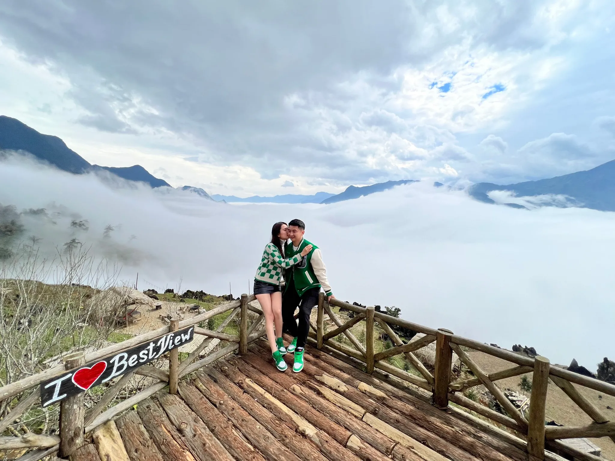 lam-the-nao-de-san-phong-khach-san-sapa-view-fansipan-voi-gia-si-goc-dat-gia