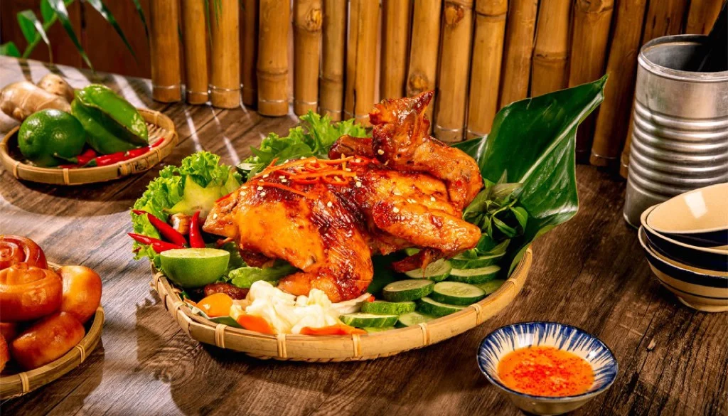món-ăn-với-gà-quay,-rau-sống-và-nước-chấm,-được-bày-trên-nền-tre-và-gỗ