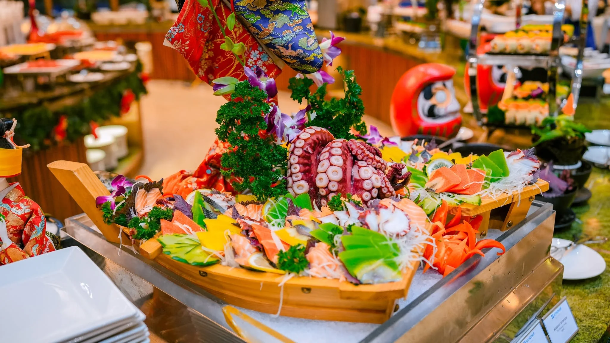 Thưởng thức Buffet quốc tế và ẩm thực Á - Âu tại nhà hàng Blue Bay & Sakura Nhật Bản bên trong khách sạn wyndham legend hạ long