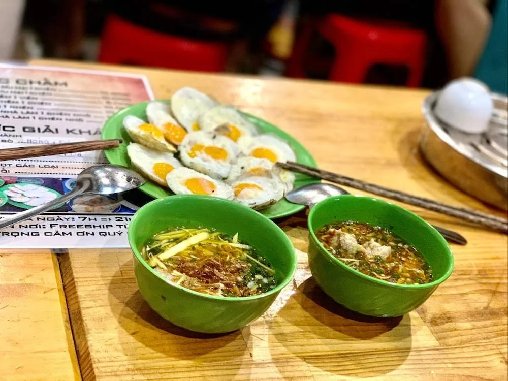 quan-banh-can-nha-chung-chi-co-trung-va-bot-nhung-nuoc-mam-nhung