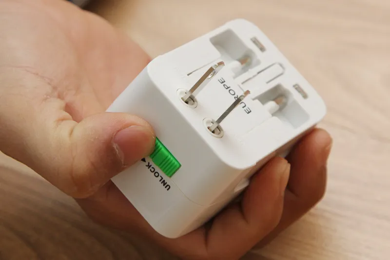 chuan-bi-cu-sac-da-nang-3-chau-universal-adapter