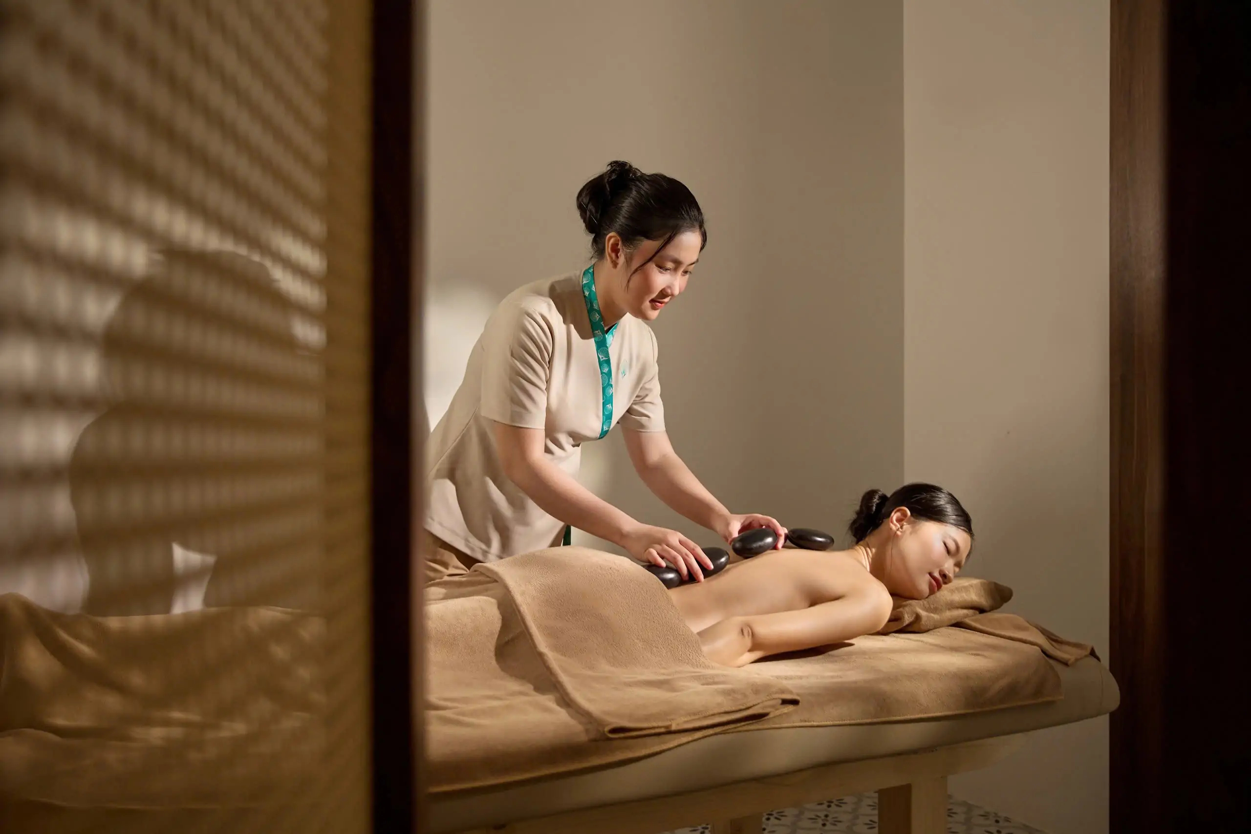 Serene-Spa-tri-lieu-chuyen-sau-cung-Altitude-Rooftop-Bar-tang-cao