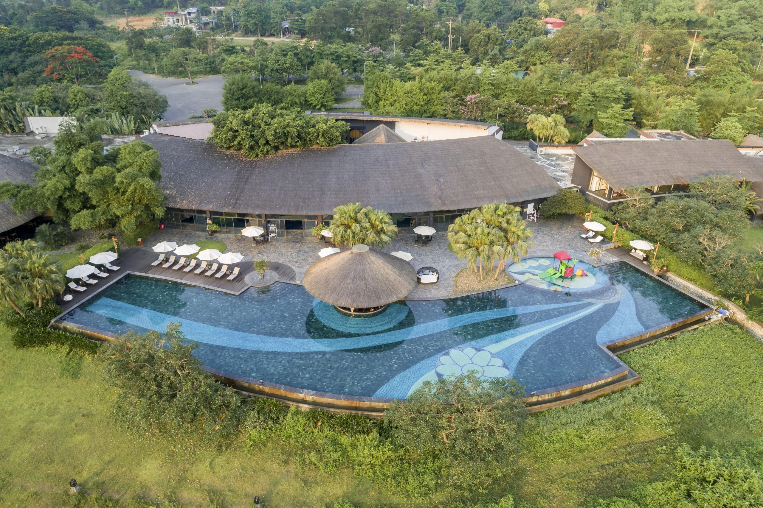 toan-canh-be-boi-ngoai-troi-scaled.jpg
