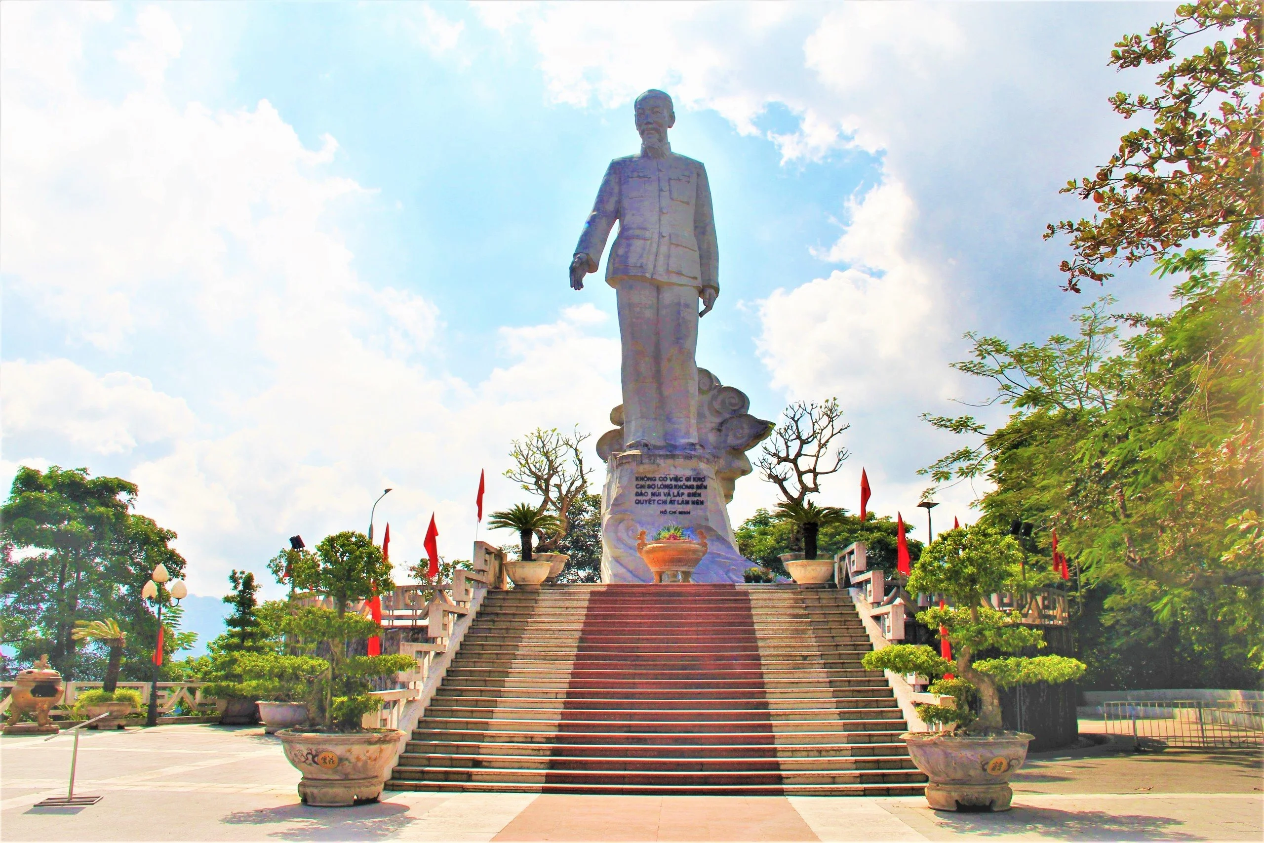 Tuong-dai-Bac-Ho-tren-dinh-nui-Cam