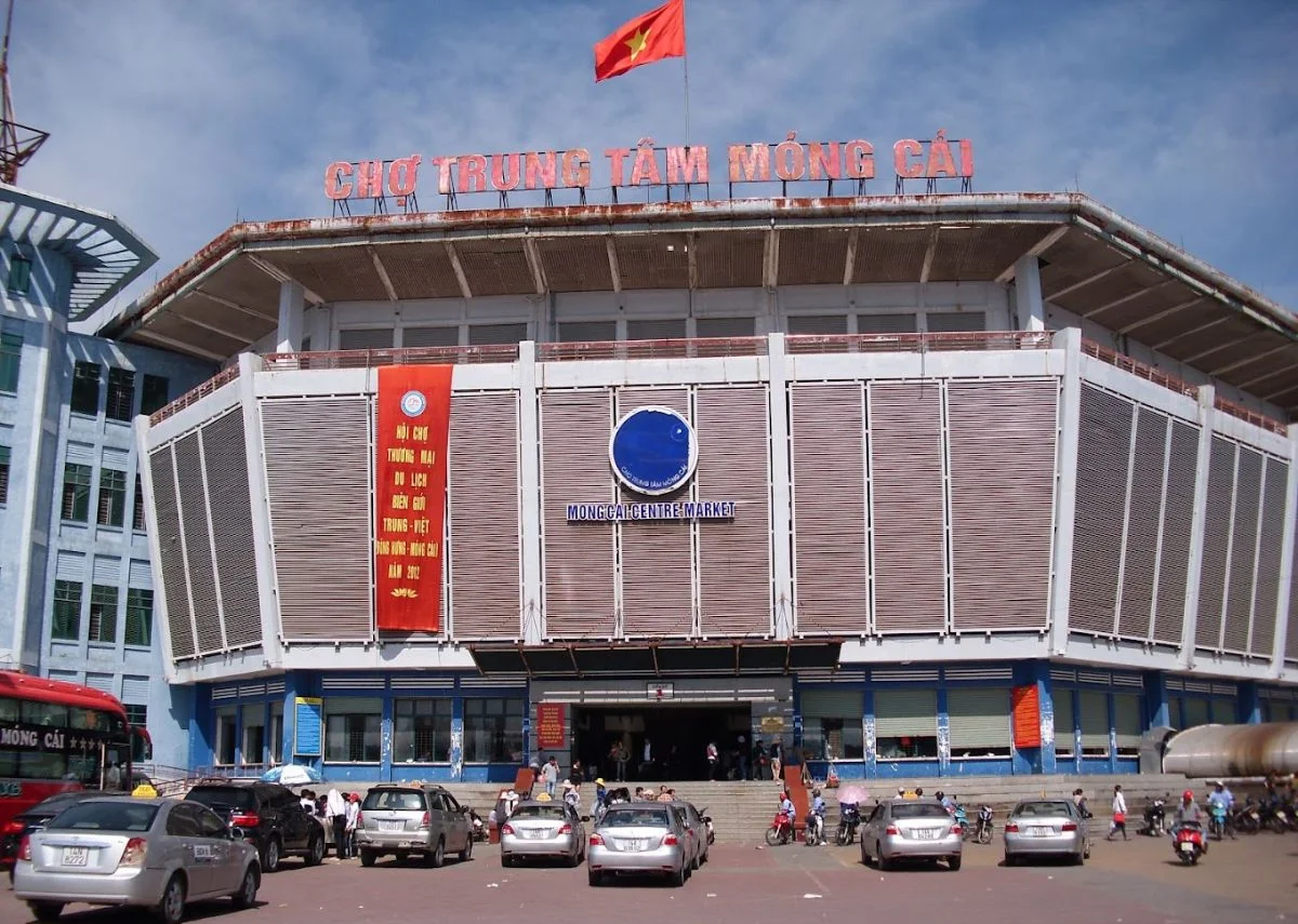 ben-ngoai-cho-cua-khau-mong-cai-quang-ninh