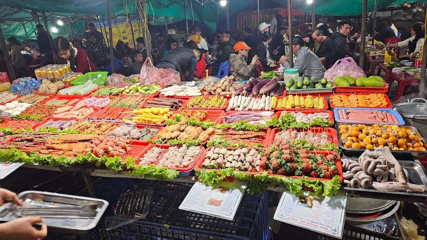 khong-khi-nhon-nhip-tai-cho-dem-sa-pa