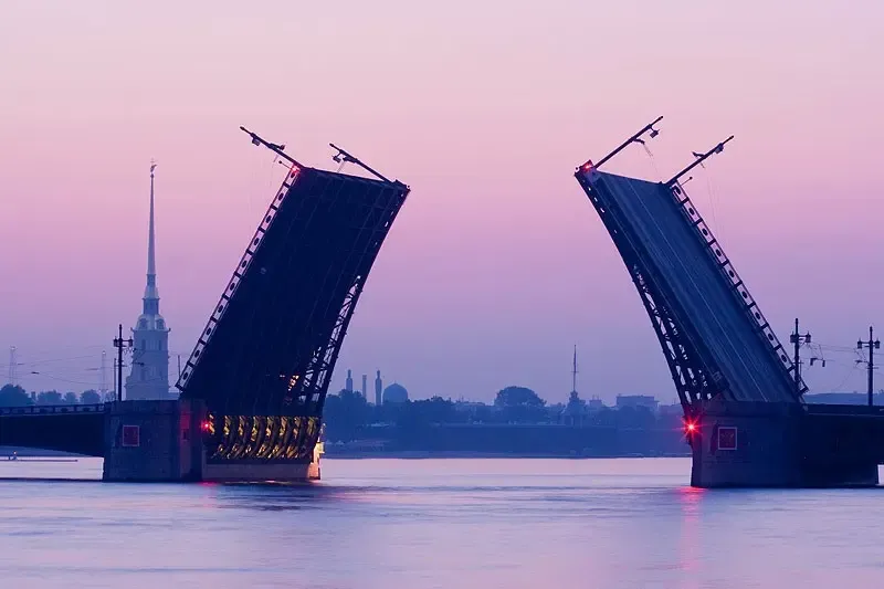 trai-nghiem-mua-dem-trang-va-canh-cau-mo-palace-bridge-luc-nua-dem