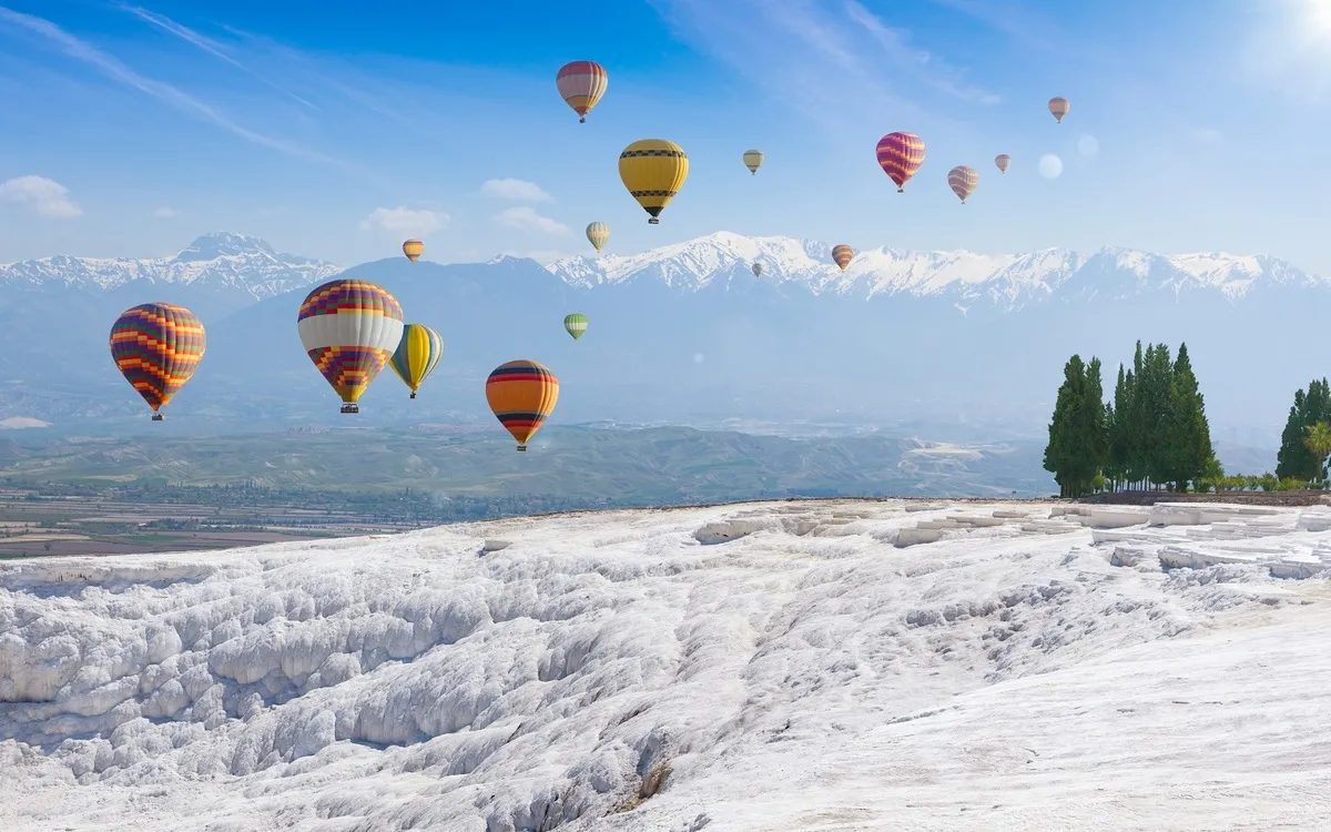 vi-the-di-san-va-su-hinh-thanh-dia-chat-doc-dao-cua-lau-dai-bong-pamukkale-la-gi