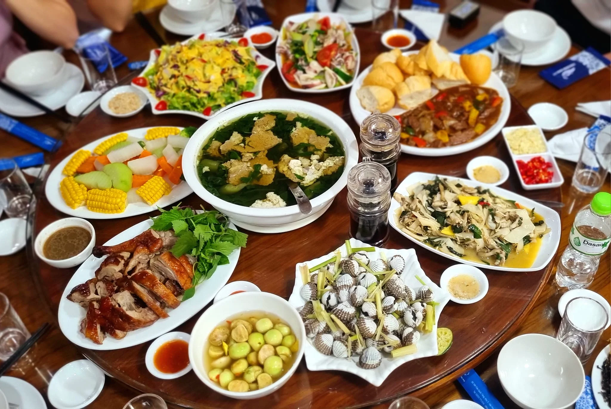 nha-hang-mong-cai