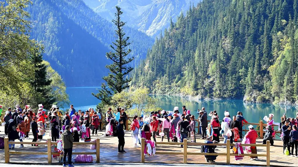 nen-di-tour-cuu-trai-cau-duong-bo-qua-cua-khau-hay-bay-thang-1