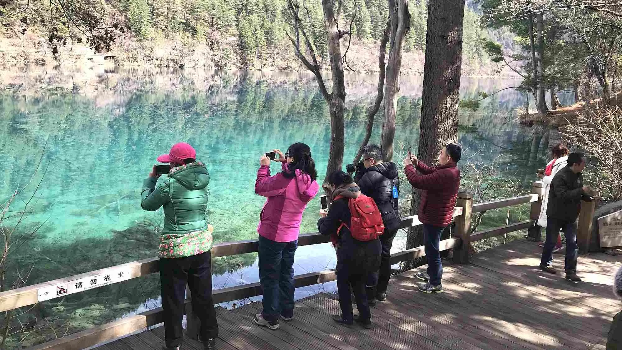 nen-di-tour-cuu-trai-cau-duong-bo-qua-cua-khau-hay-bay-thang-3