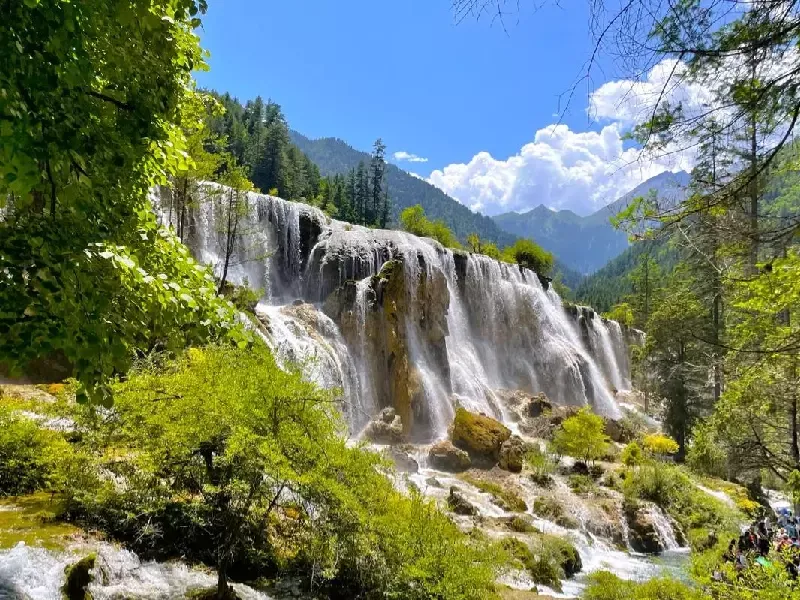nen-di-tour-cuu-trai-cau-duong-bo-qua-cua-khau-hay-bay-thang-4