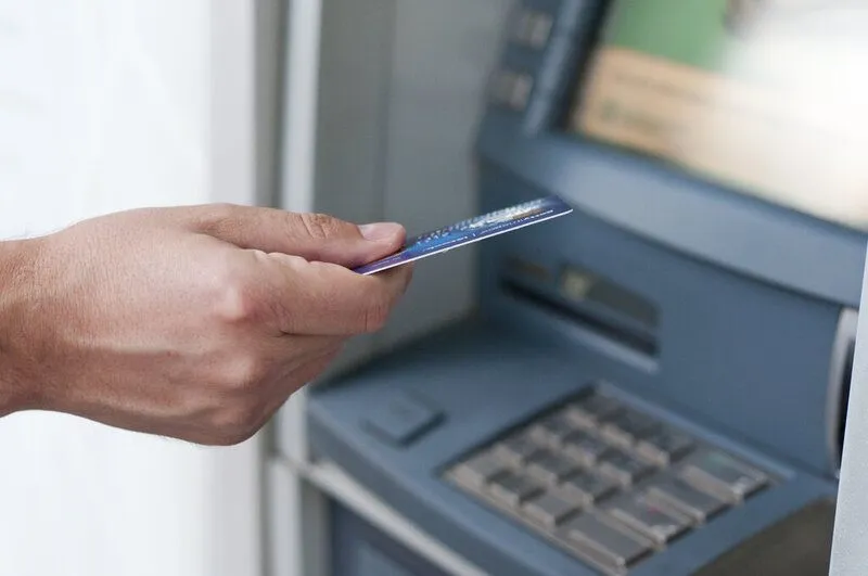 rut-tien-lira-tai-atm-tnk-an-toan-tien-loi