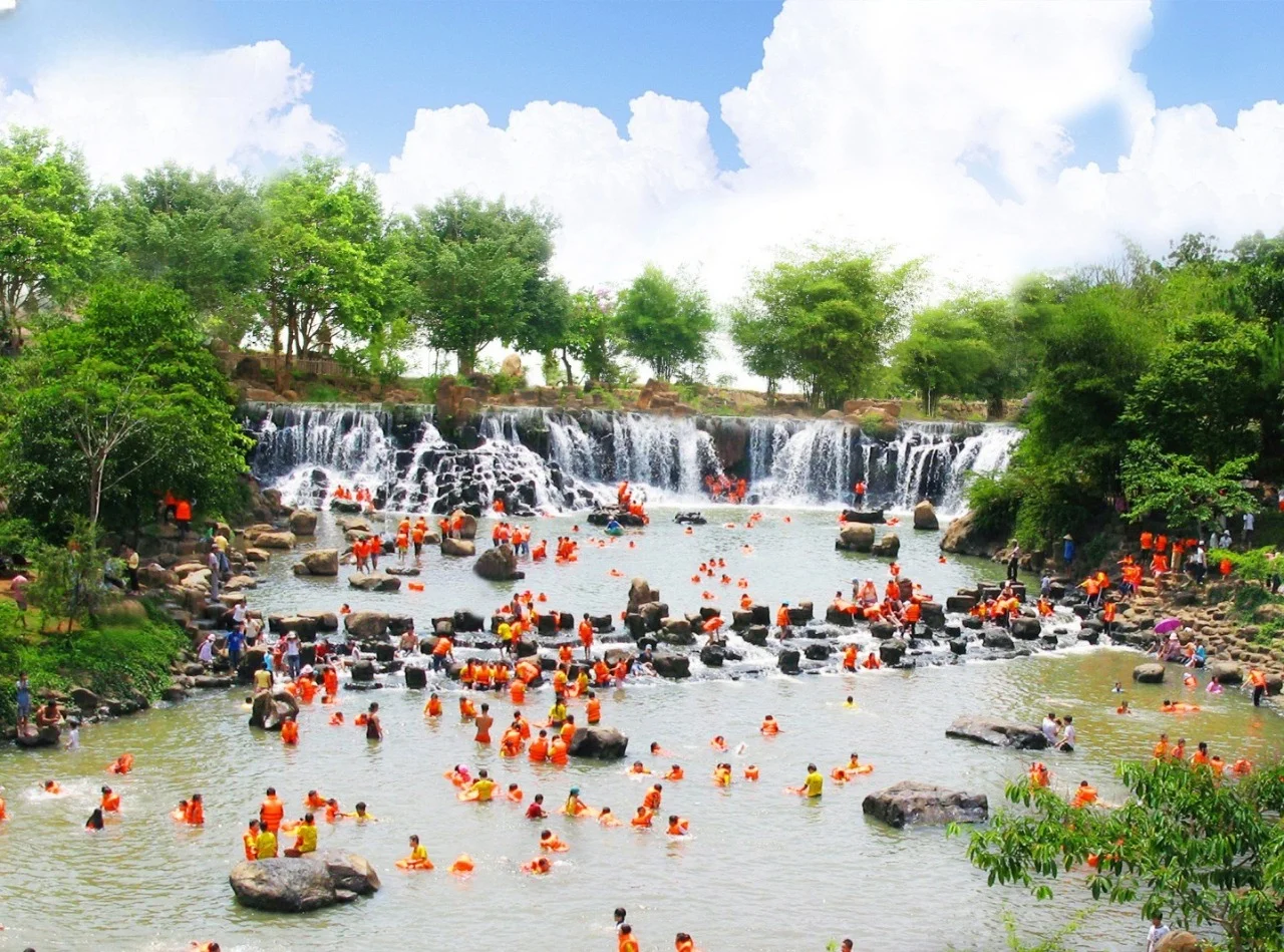 team-building-gan-tp-hcm-thac-giang-dien-trang-bom-dong-nai