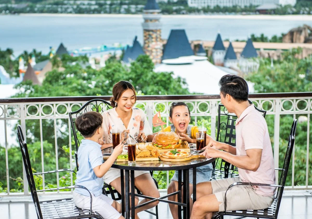 Review VinWonders Nha Trang (Vinpearl Land) từ A-Z: Giá vé, các trò chơi cảm giác mạnh và kinh nghiệm đi cáp treo không phải chờ đợi