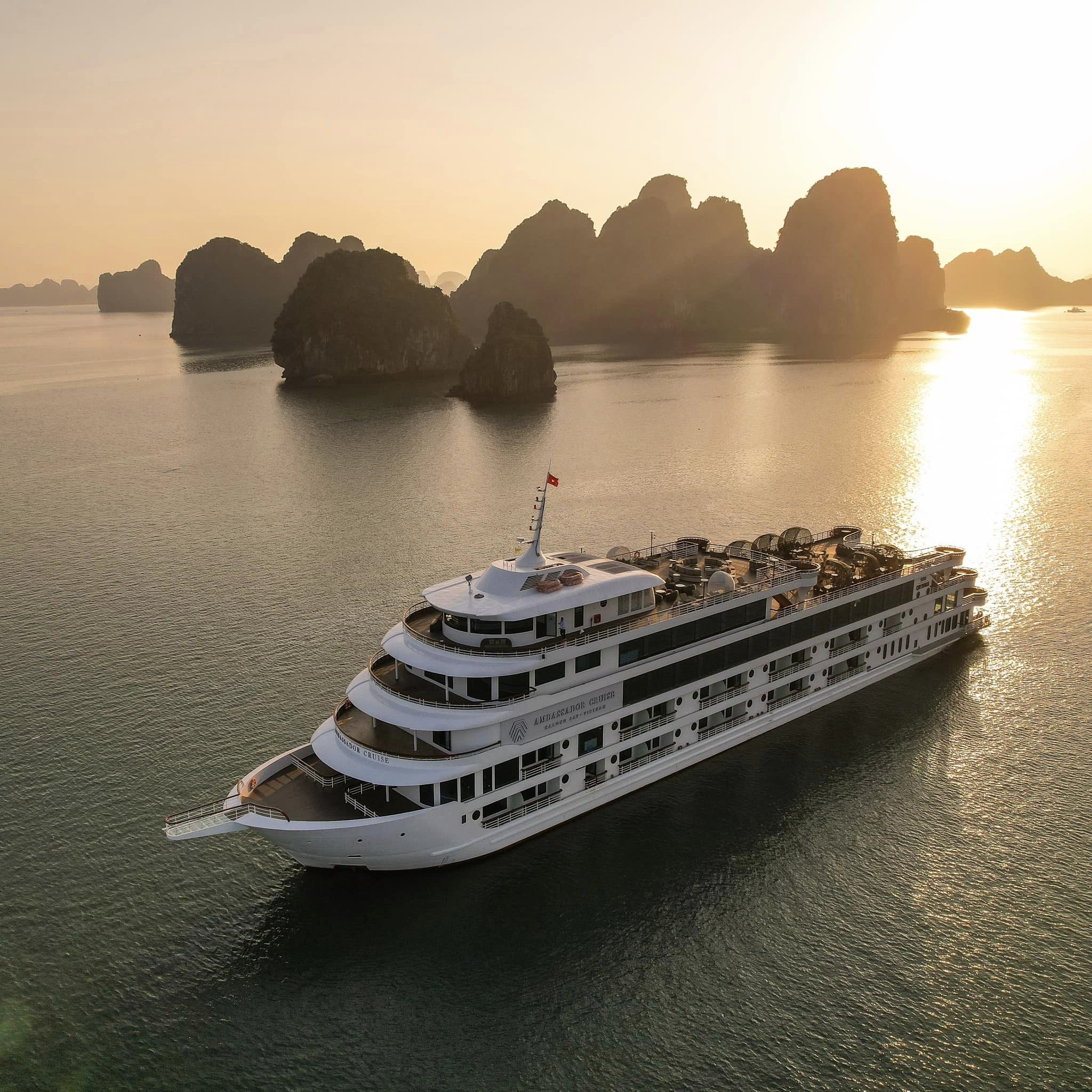 Tour du thuyền 6 Sao Ambassador trong ngày: Lịch trình, ẩm thực, tiện ích &  kinh nghiệm