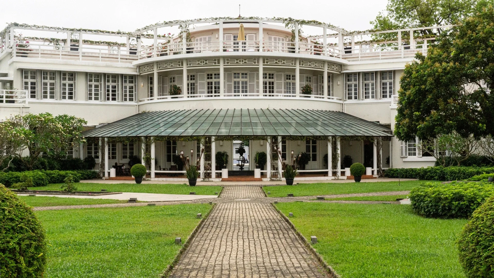 azerai-la-residence-hue-khach-san-ngoai-o-tot-nhat-viet-nam-2024-efqpukl1