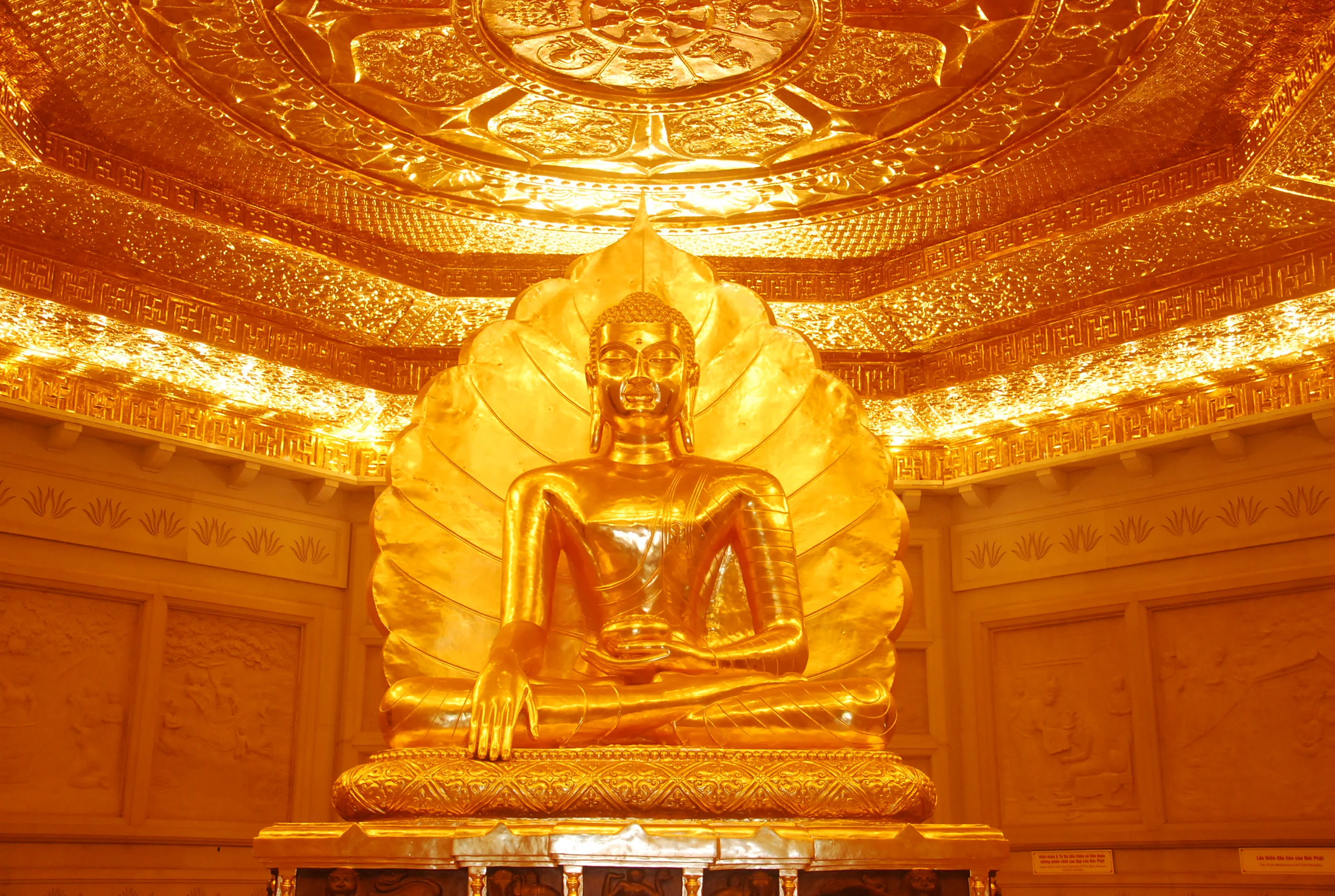 ben-trong-bao-thap-1