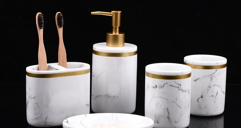 binh-dung-dau-goi-sua-tam-khach-san-1